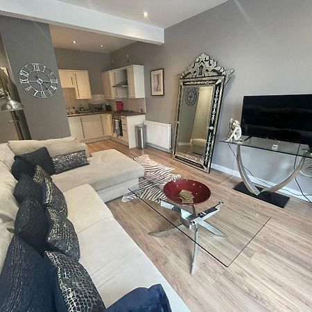 Spacious Central 2Bed Apartment Уилмслоу Екстериор снимка