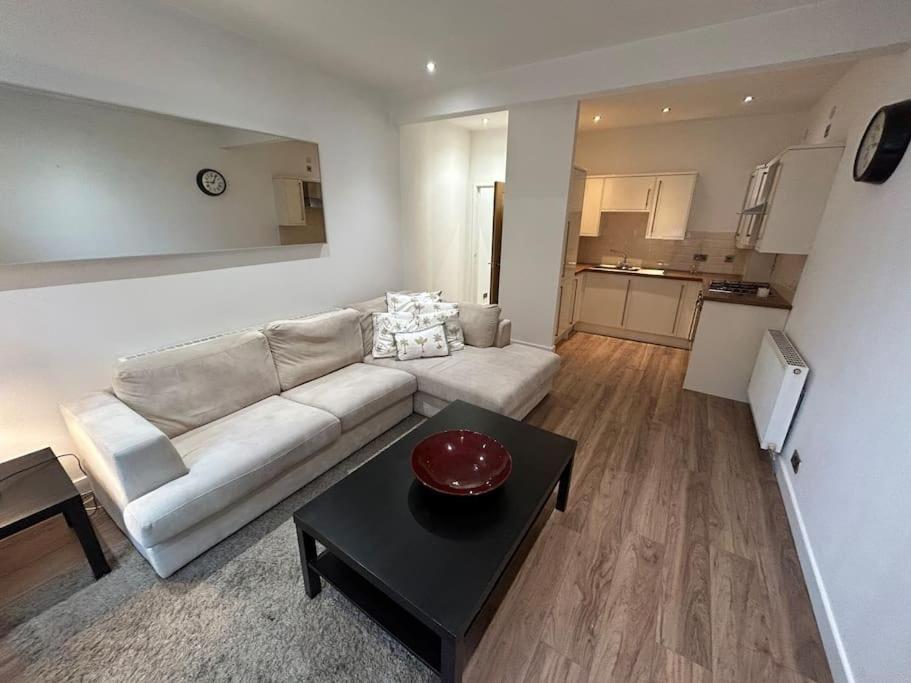 Spacious Central 2Bed Apartment Уилмслоу Екстериор снимка