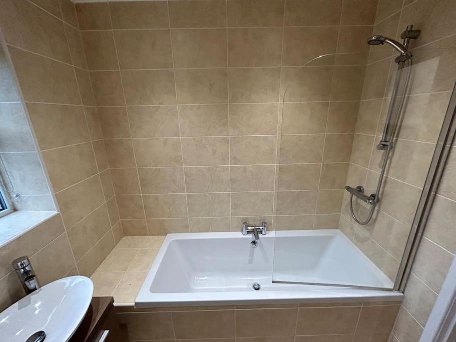 Spacious Central 2Bed Apartment Уилмслоу Екстериор снимка